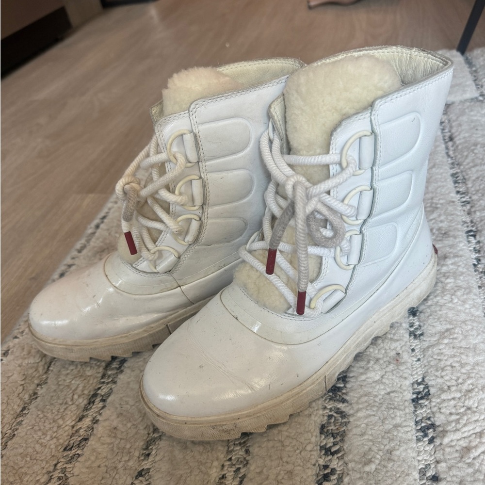 SOREL white winter boots with sherpa. Size 8.5